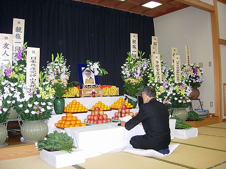 弔辞をのべる杉田保雄前東部地区委員長